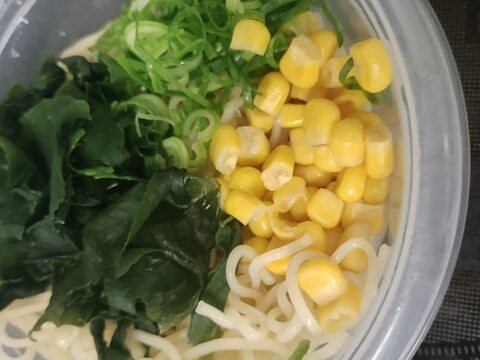 コーンとわかめとねぎのざるラーメン